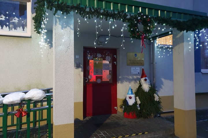 ,,Bērni un Ziemassvētku eglīte”